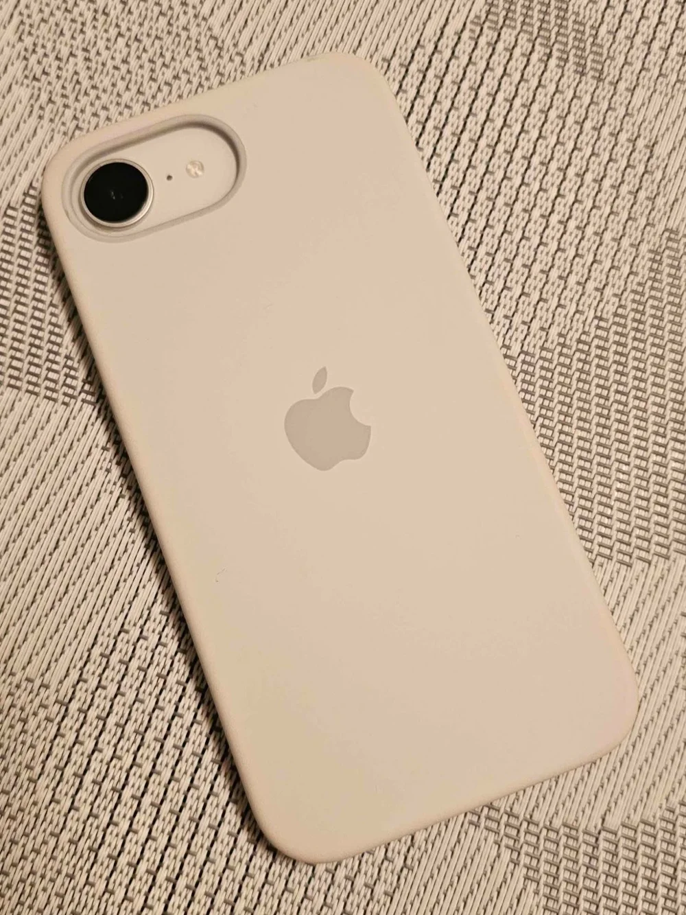 Apple iPhone 16 E Series w/White Case UNLOCKED